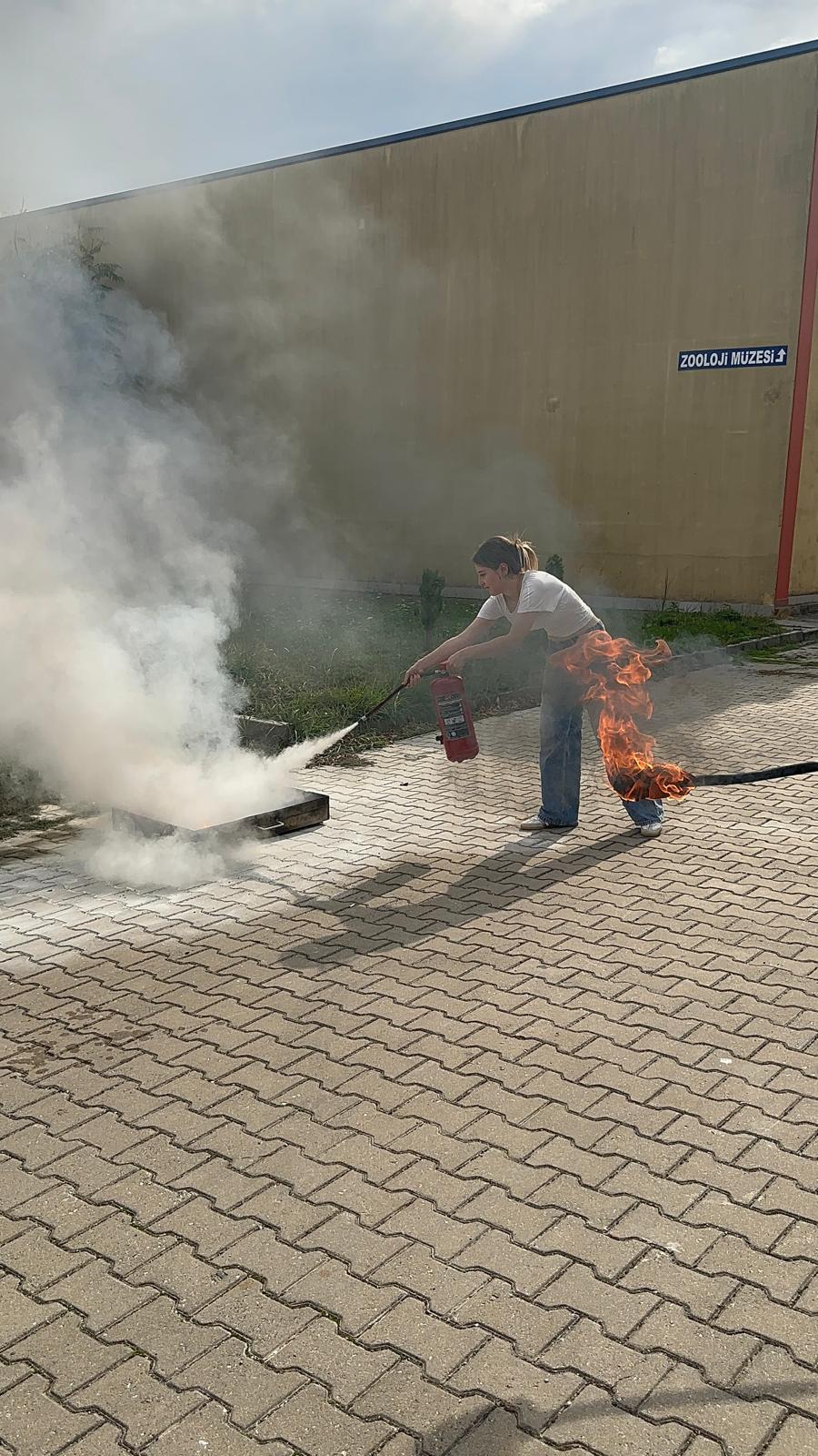 Kimya Bölümü 1. Sınıf Öğrencilerine Temel Yangın Eğitimi Verildi